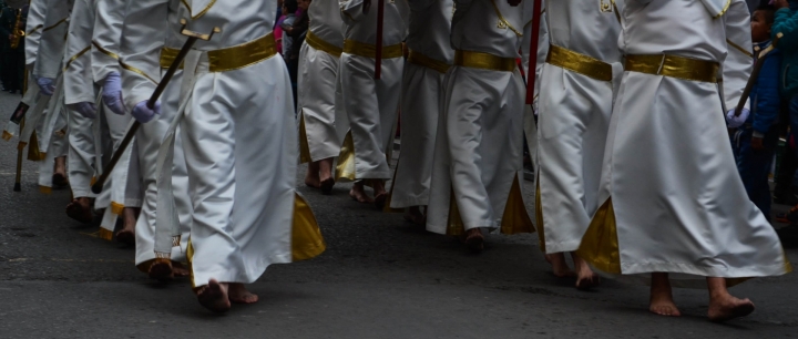 La procesión se lleva a cabo con los pies descalzos