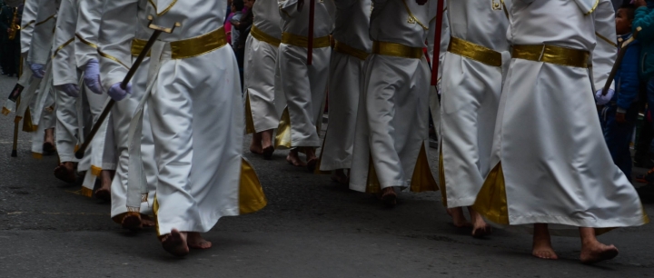 La procesi&oacute;n se lleva a cabo con los pies descalzos