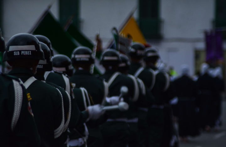 Banda heráldica de la Primera Brigada de la Policía Militar, acompañando la proseción de la Sociedad de Nazarenos