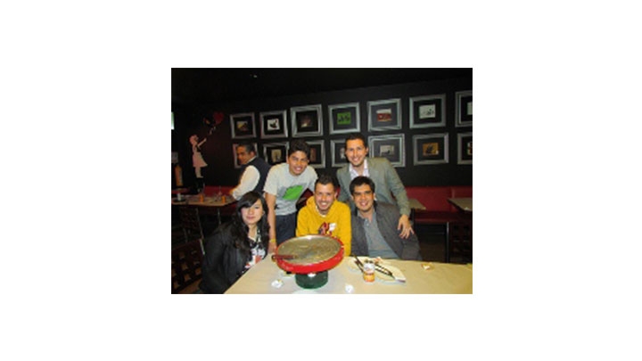 Un grupo de amigo disfrutando de la celebraci&oacute;n del primer D&iacute;a de los Amigos