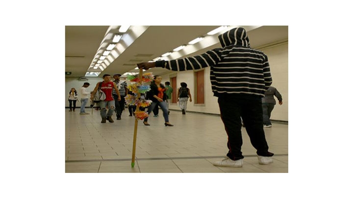 A pesar de que los vendedores ambulantes est&aacute;n prohibidos en Transmilenio, hay 138 en el sistema.