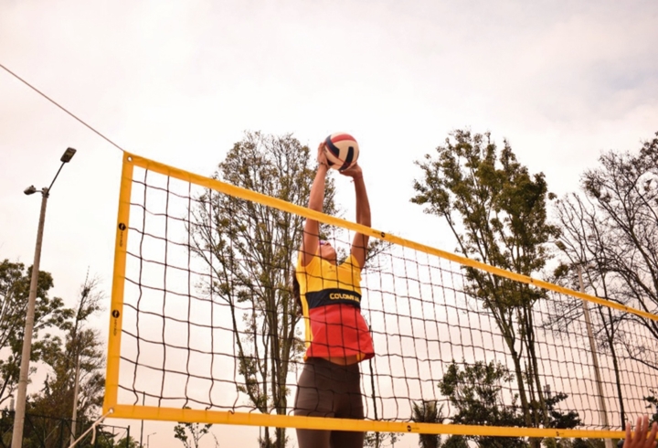 Callar frente al acoso para no perder tu carrera deportiva en el voleibol playa