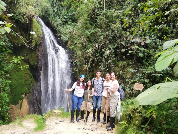 Grupo de ecoturistas en un nacimiento de agua "Brote de amistad"