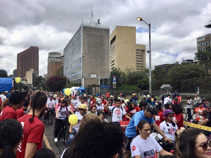 Una fiesta en la ciclovía da inicio al quinto Festival &#039;Ni con el pétalo de una rosa&#039;