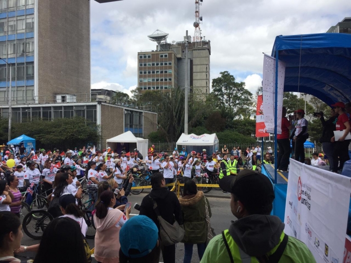 Una fiesta en la ciclovía da inicio al quinto Festival &#039;Ni con el pétalo de una rosa&#039;