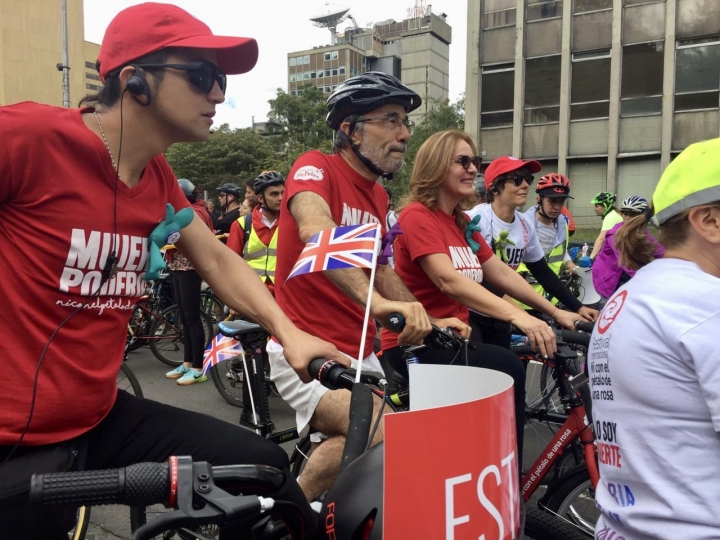 Una fiesta en la ciclovía da inicio al quinto Festival 'Ni con el pétalo de una rosa'