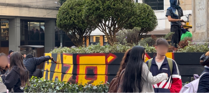 Alrededor de 30 universitarios participaron en la pintada del mural frente a la universidad del Rosario el pasado 26 de febrero con el mensaje ‘Las cuchas tenían razón’.