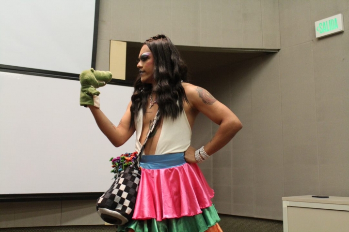 Dégel durante un performance sobre amor propio en la Universidad Jorge Tadeo Lozano.