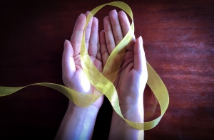 El lazo amarillo es un símbolo internacional de apoyo a las personas que sufren de esta enfermedad.|||