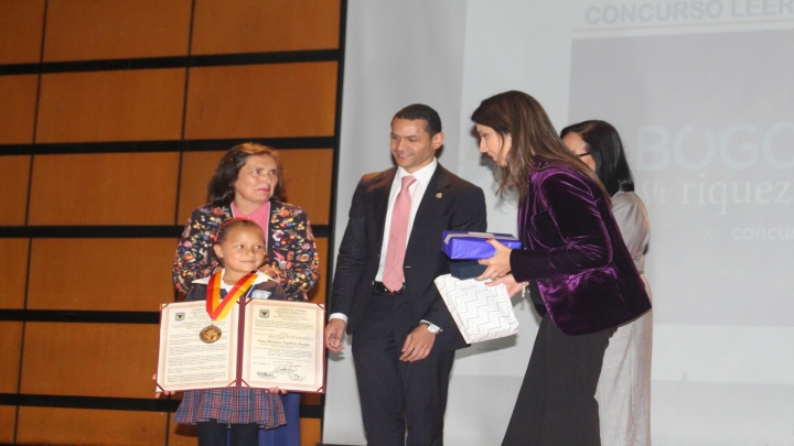 De derecha a izquierda están presentes: Saira Aguilera, ganadora de La medalla de la Orden al Mérito Literario Don Quijote de La Mancha; Ruth Albarracín, profesora del colegio Agustín Fernández; Daniel Andrés Palacios, presidente del Consejo de Bogotá y María Victoria Ángulo, secretaria de Educación.