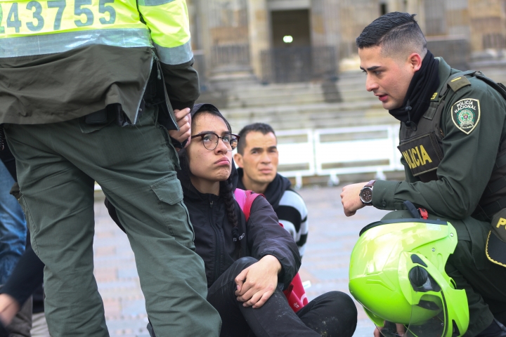 Policía toma medidas contra la joven que intentó vestir la estatua de Simón Bolívar como ama de casa. Foto: Juliana Oyuela