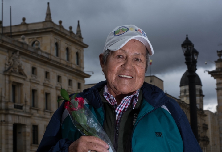 Rosa, una de las vendedoras de maíz y fotógrafas más emblemáticas de la Plaza de Bolívar. Foto: Julián Ríos  y Natalia Romero