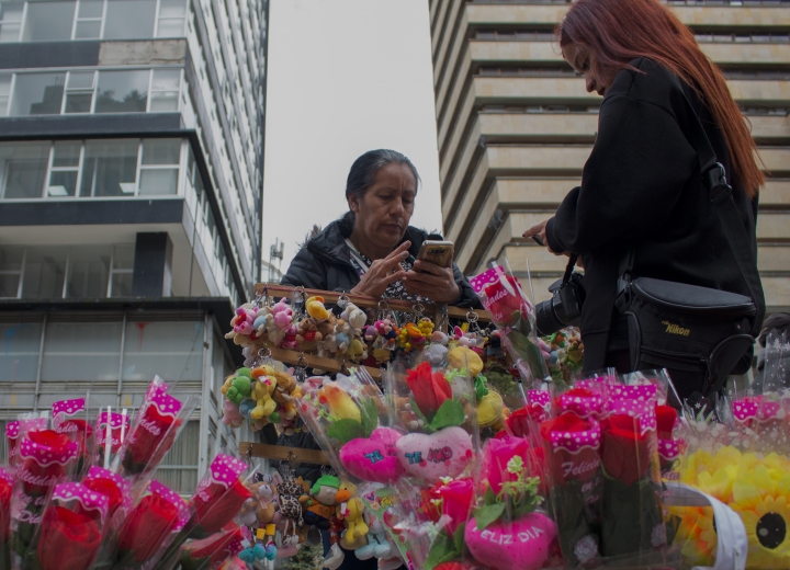 Yolanda vendiendo flores el Día de la Mujer. Normalmente vende ropa en San Victorino. Foto: Kimberly Vega