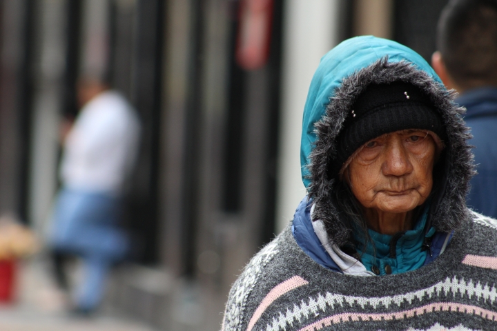 Mientras algunas reciben flores, muchas tambi&eacute;n son invisibles y deambulan sin un cumplido, sin un hogar. Foto: Sebasti&aacute;n L&oacute;pez