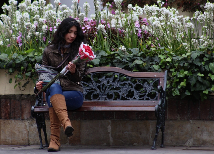 No todas las mujeres sonríen en su día porque a veces las flores se quedan cortas comparado a lo que les toca en su diario vivir. Foto: Sebastián López