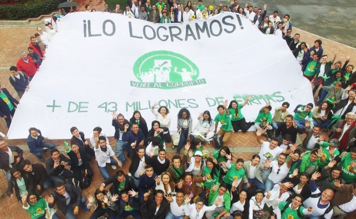 Finaliza la recolección de firmas. Foto tomada del Twitter de Angélca Lozano