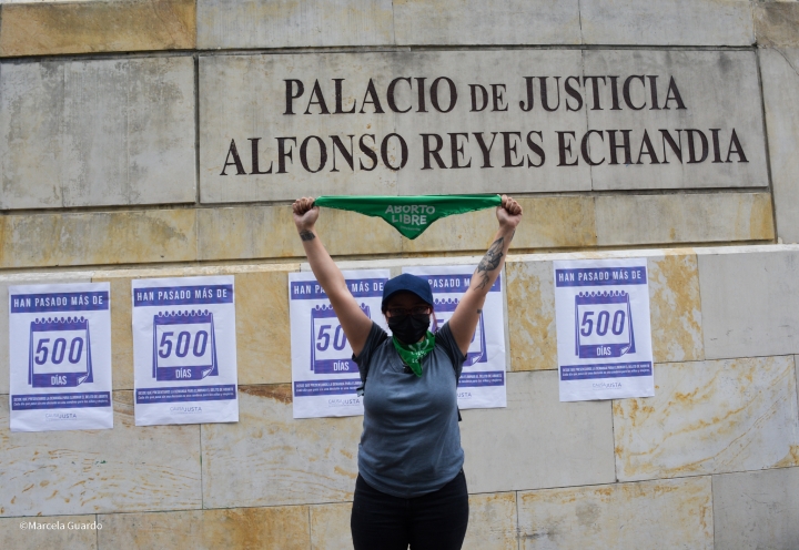 Celebración ante el fallo histórico frente al Palacio de Justicia.  @MarcelaGuardo