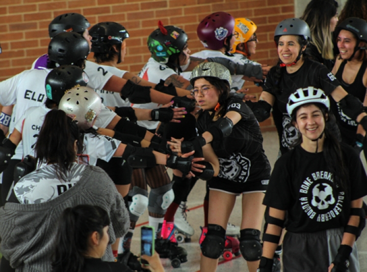 Jugadoras de Roller Derby de la categoría Fresh Meat dando el cierre a uno de sus partidos.