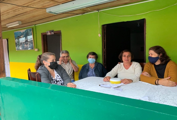 Mujeres de la tercera edad reunidas en la vereda el Tablazo, Manizales