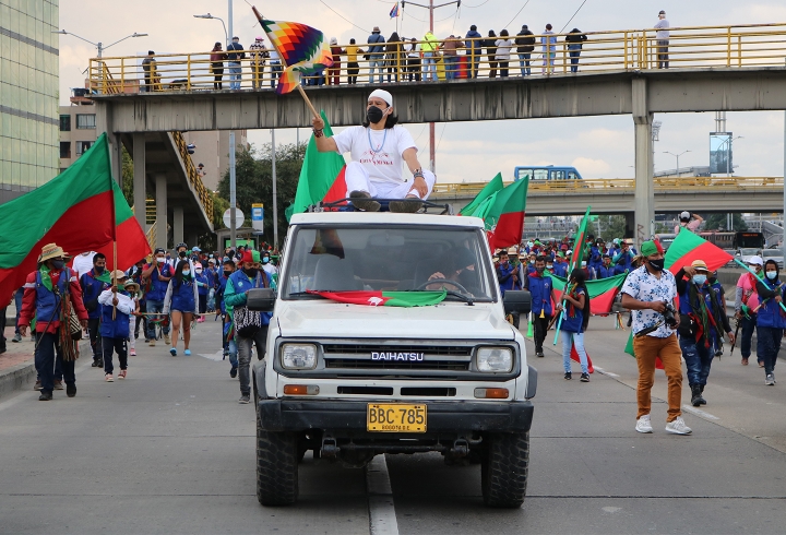 La minga marcha pacíficamente por las calles de Bogotá