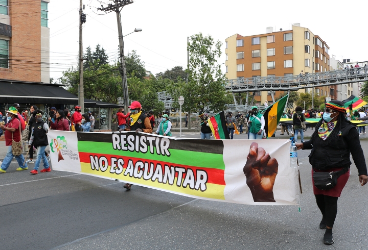 La minga marcha pacíficamente por las calles de Bogotá