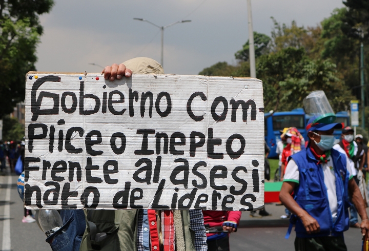 La minga marcha pacíficamente por las calles de Bogotá