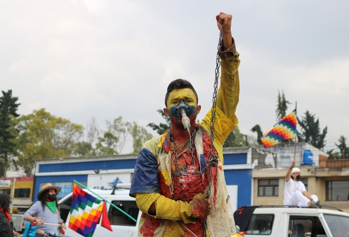 La minga marcha pacíficamente por las calles de Bogotá