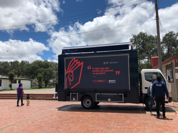 Cami&oacute;n del Biblom&oacute;vil antes de ser desplegado para la comunidad del barrio El Tejar en la localidad de Puente Aranda de Bogot&aacute; .
