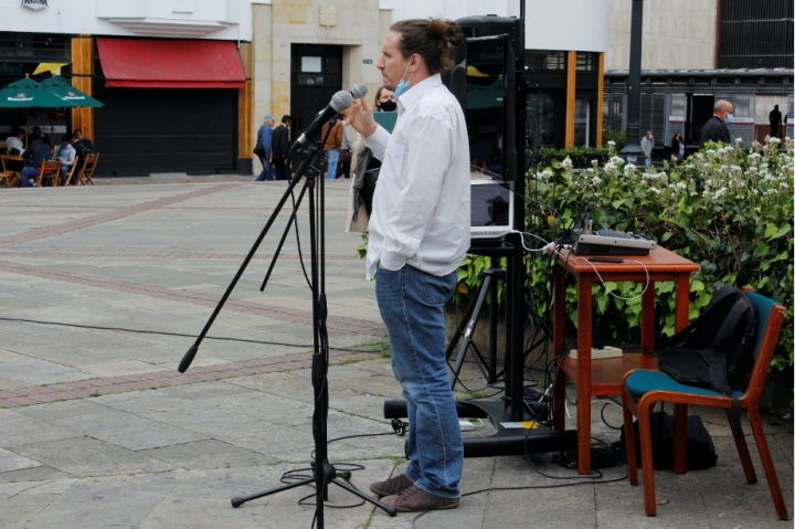 Profesor Bastien Bosa dictando clase en la Plazoleta del Rosario.