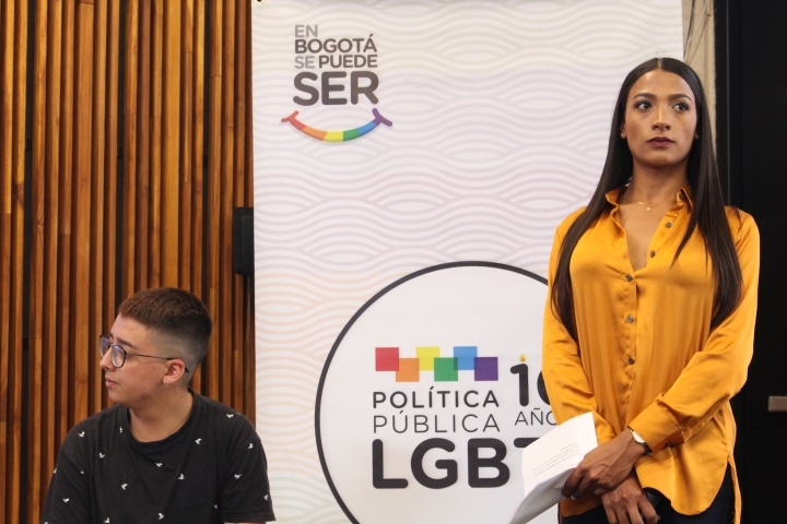 Hombre trans conversando sobre la investigaci&oacute;n distrital &ldquo;Barreras de acceso en salud para hombres trans en la ciudad de Bogot&aacute;&rdquo;, en la Filbo 2019.