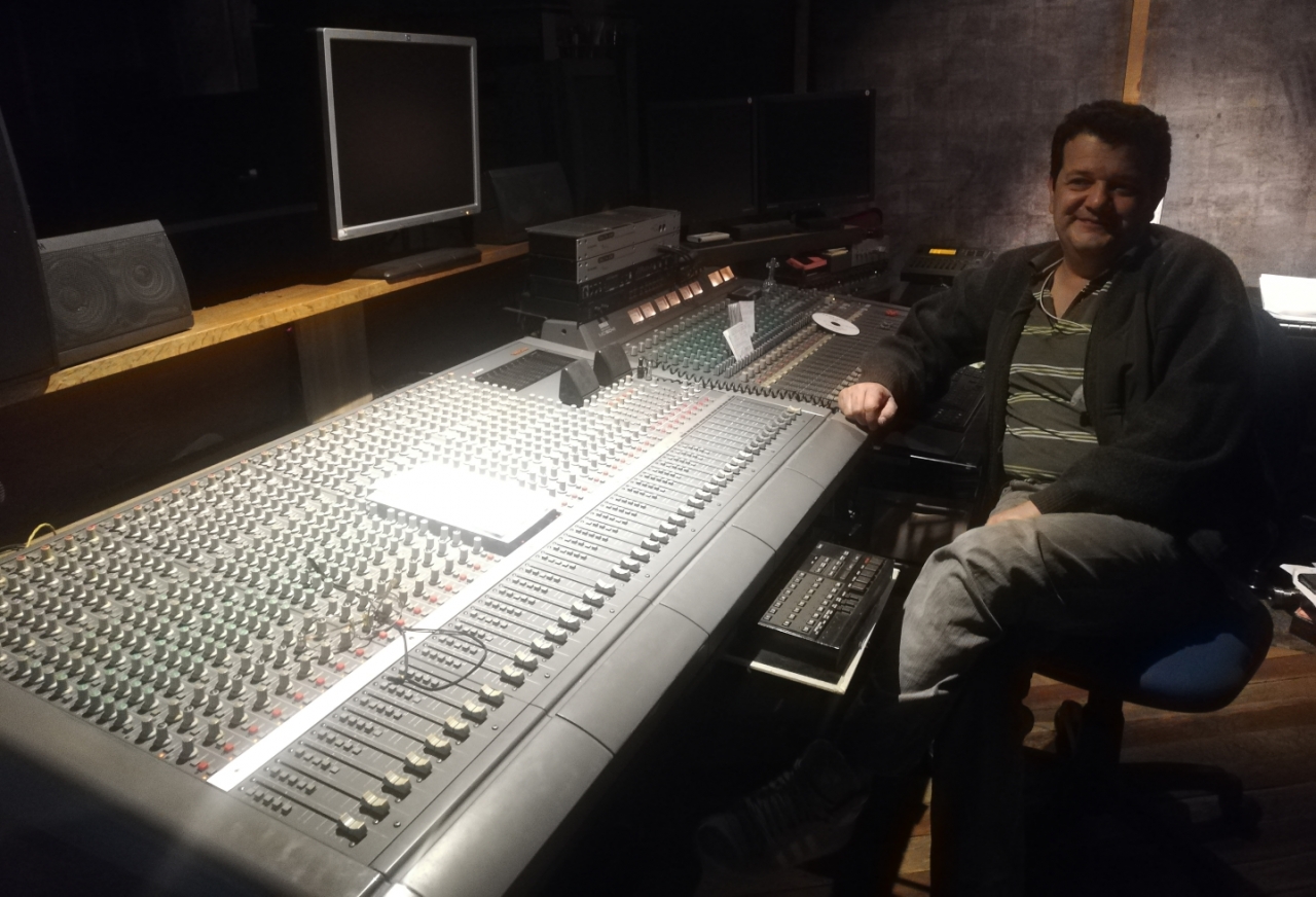 Henry Cabanzo en su estudio de producción en Bogotá.|Máquina de grabación en cinta magnética de HC Records.|Henry tocando el Chelo, el cual confiesa haber “cortado a la mitad” para ser más transportable.|Cabina aislada acústicamente para la grabación de sonido en HC Records.|Mesa de mezcla de HC Records.|||