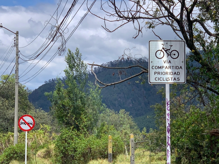 La Ley 1811 de 2016 establece que el espacio m&iacute;nimo que se debe dejar para adelantar un ciclista es de 1,5 metros Foto: Cristian Pati&ntilde;o