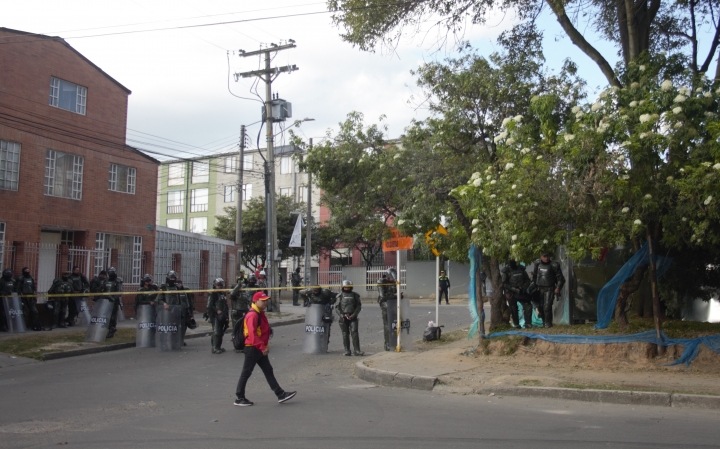 Fuerza pública vigilando el parque La Paz