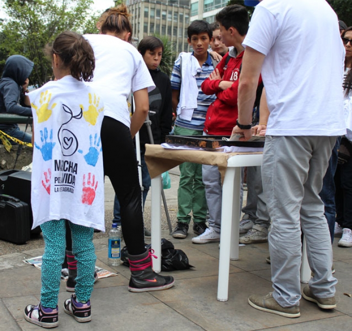 Pequeños y grandes ayudaron con el estampado de las camisetas.