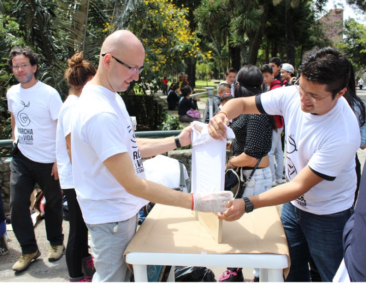 Las personas llevaron sus camisetas y los voluntarios de la marcha las pintaban sin ningún costo.