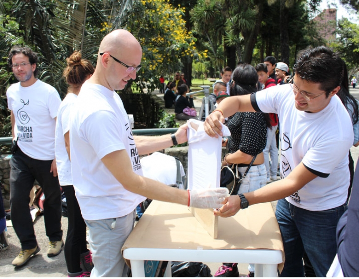 Las personas llevaron sus camisetas y los voluntarios de la marcha las pintaban sin ning&uacute;n costo.