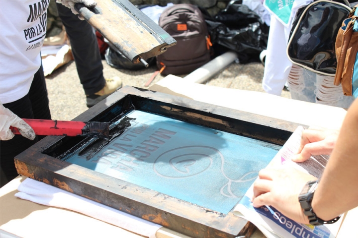 Luego se coloc&ograve; un 'stencil' con el logotipo de la marcha.