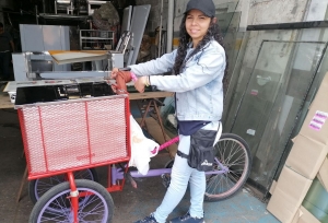 Carolina Osorio, mujer venezolana, trabaja de manera informal en la Avenida Boyacá, Bogotá D.C. Marzo 25 de 2022. Hora 3:00 pm.|Carolina Osorio. Bogotá D.C. Marzo 25 de 2022. Hora 3:45 pm.|||