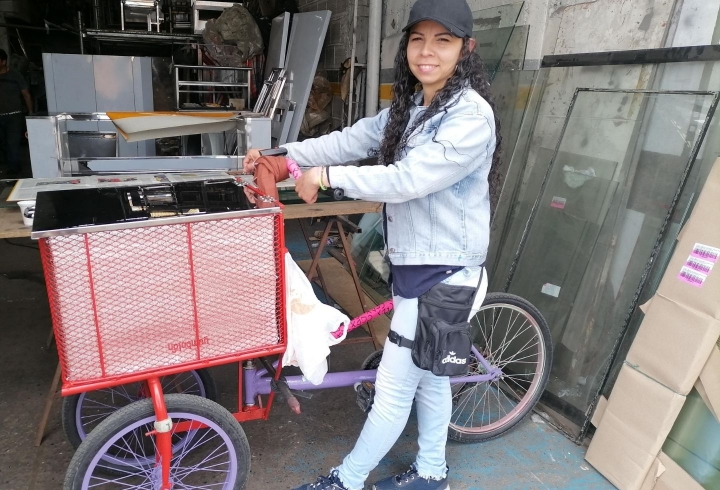 Carolina Osorio, mujer venezolana, trabaja de manera informal en la Avenida Boyacá, Bogotá D.C. Marzo 25 de 2022. Hora 3:00 pm.