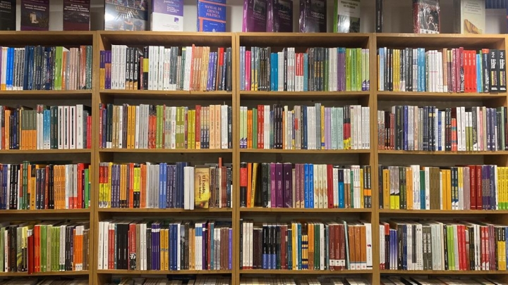 Sección de libros nacionales en la librería Lerner.