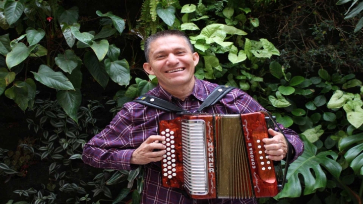 Beto, en un principio, escondía su amor por el vallenato debido a que sus padres eran evangélicos y no estaban de acuerdo.