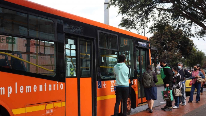 ¿Un tema de estrato? Las dos realidades detrás de movilizarse en ruta o bus en Bogotá