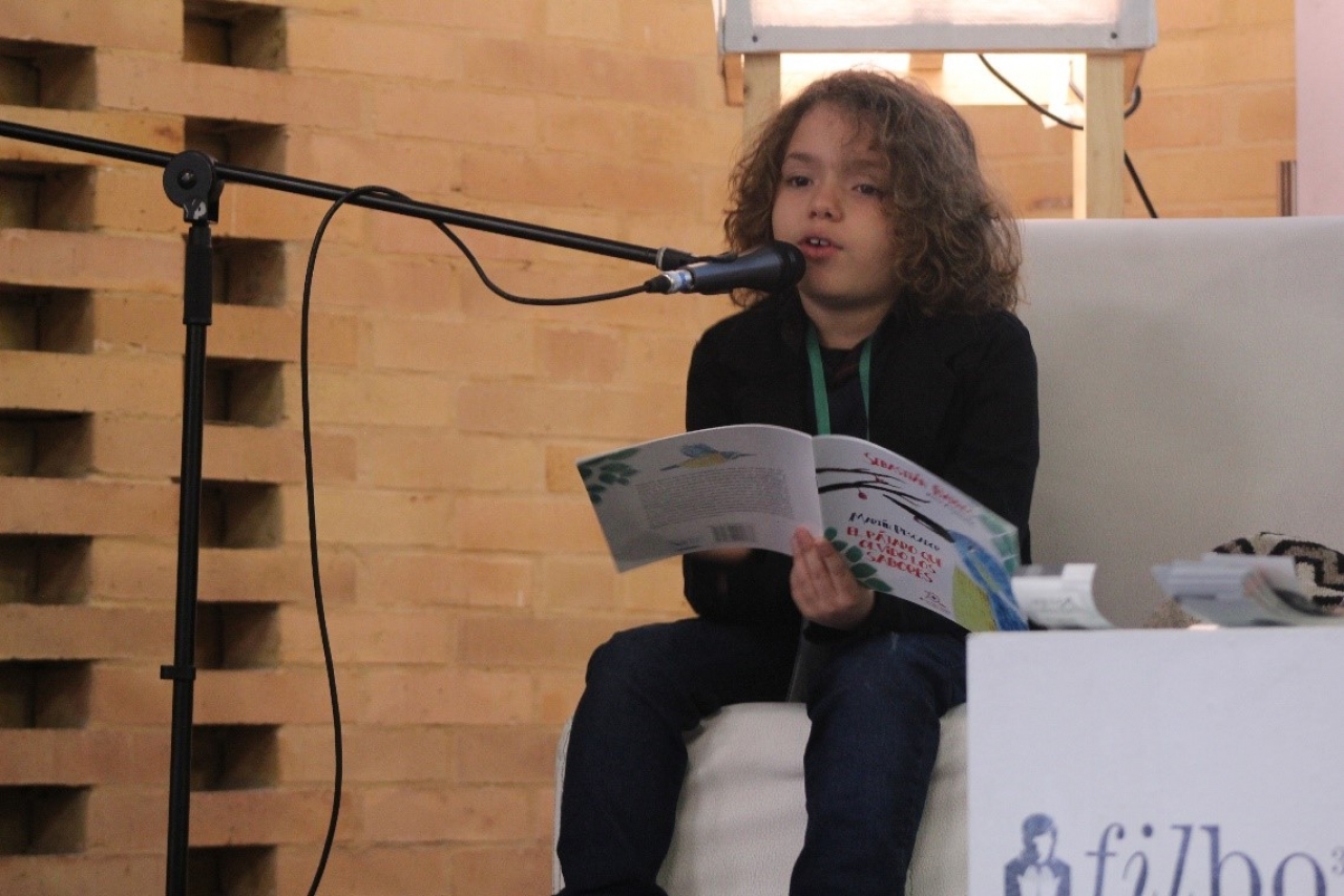 Sebastián Barros leyó su cuento al público durante la presentación. Foto por: Silvia Bayona|||
