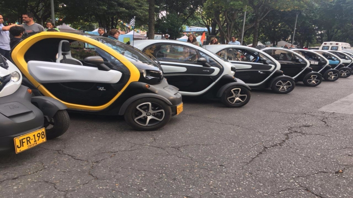 Carros tipo Renault Twizy. Bogot&aacute;