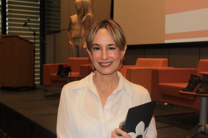 Silvia Tcherassi a punto de comenzar el conversatorio " El negocio creativo de la moda", en el marco de la franja de conocimiento del Bogot&aacute; Fashion Week.
