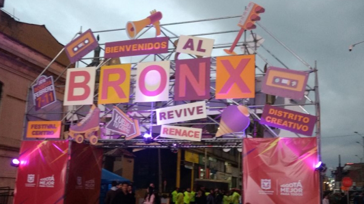 Fachada de la puerta a la calle conocida como 'La Milla', donde se celebr&oacute; el Festival Centro. Cr&eacute;dito: Sebasti&aacute;n L&oacute;pez