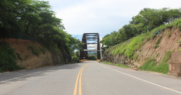 Un puente color cobrizo rodeado de árboles a la ribera del río Bogotá da acceso a este municipio ubicado a cuatro horas de Bogotá.