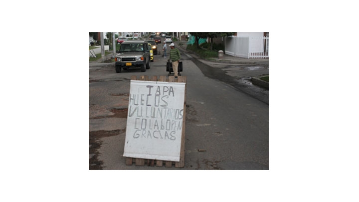 Ciudadanos voluntarios tapan huecos