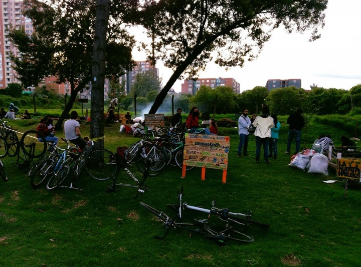 La comunidad se reúne para participar en distintas actividades recreativas.