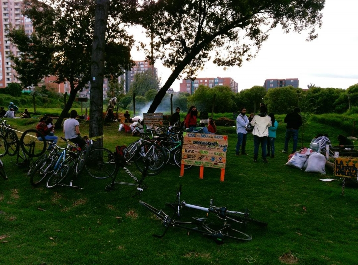 La comunidad se re&uacute;ne para participar en distintas actividades recreativas.